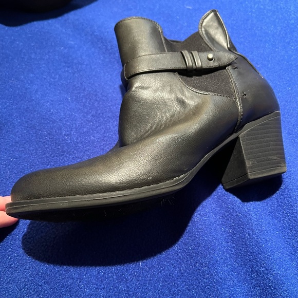 Maurices black ankle boots, great condition low heel boots/snap buckle size 9 - Picture 3 of 12